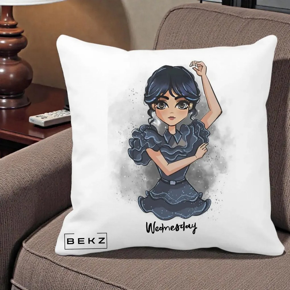 Perna Personalizata Wednesday Addams Dancing Queen, 40x40 cm, Alba Mata, Husa Detasabila, Perna Inclusa, BEKZ®