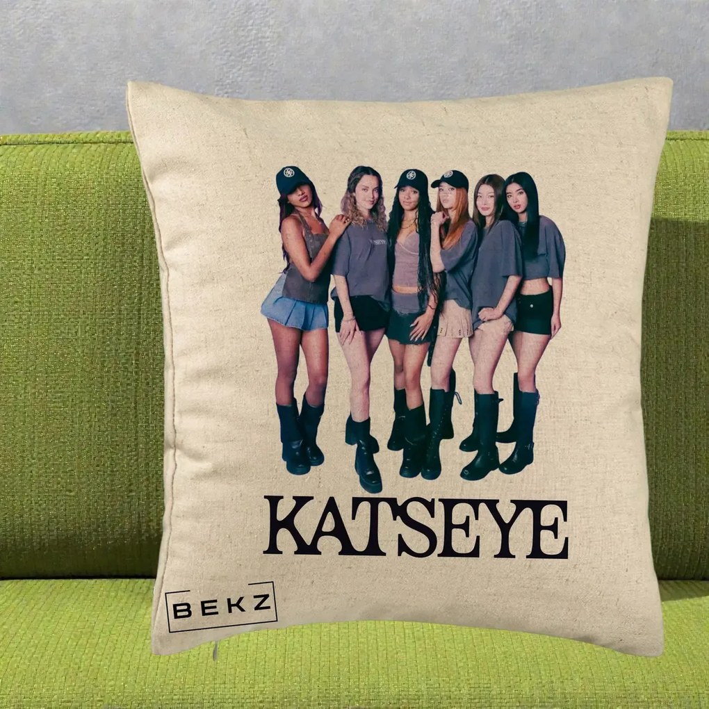 Perna Personalizata K-pop KATSEYE Grup Foto Tinute Gri, 40x40 cm, Bej, Husa Detasabila, Perna Inclusa, BEKZ®