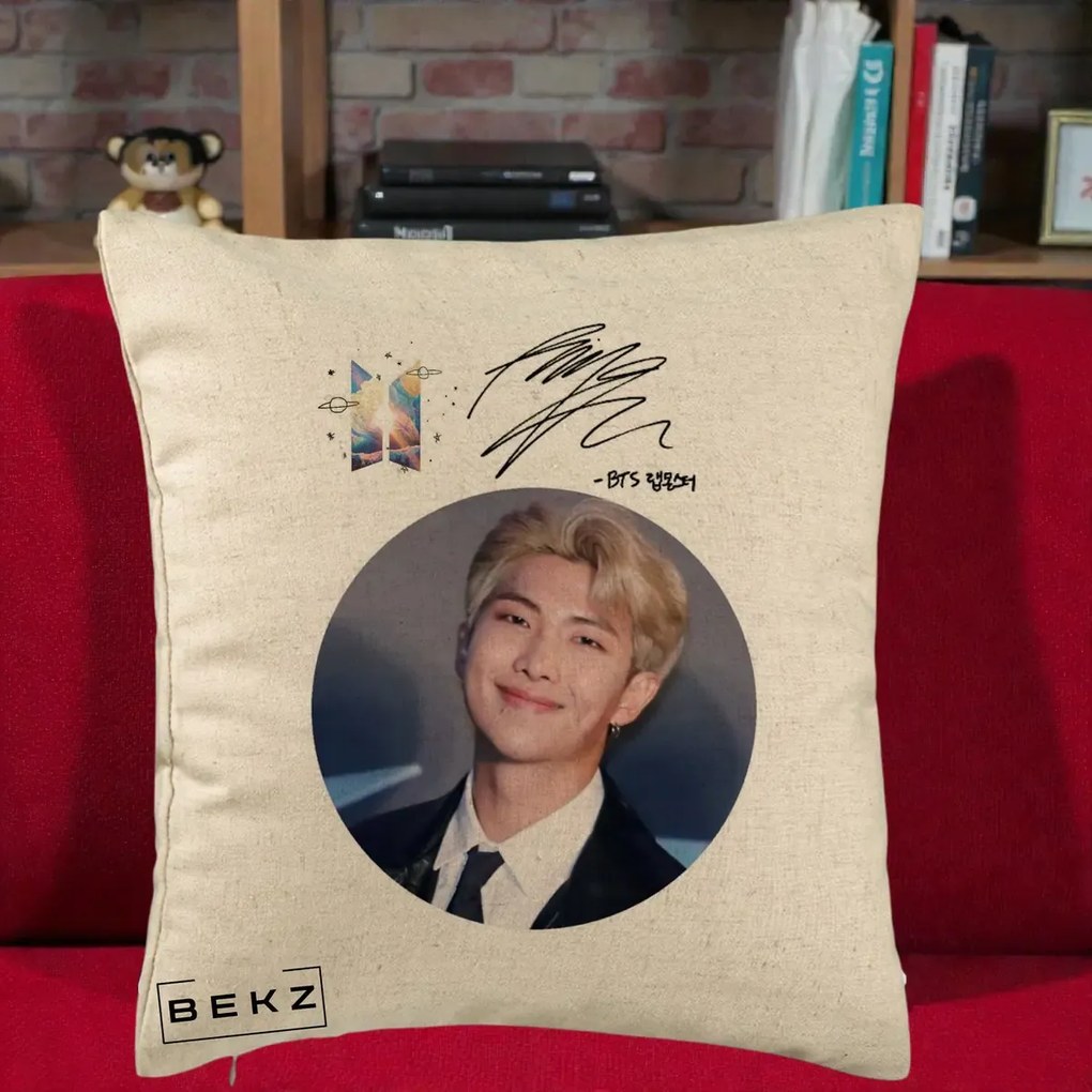 Perna Personalizata K-pop BTS RM Namjoon Portret Cerc cu Autograf, 40x40 cm, Bej, Husa Detasabila, Perna Inclusa, BEKZ®