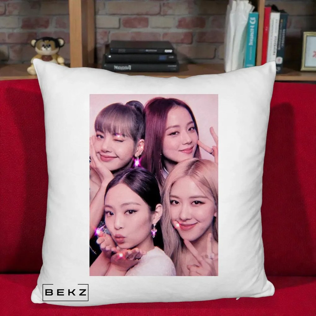 Perna Personalizata K-pop BLACKPINK Foto Grup Selfie Roz cu Glitter, 40x40 cm, Alb Pufos, Husa Detasabila, Perna Inclusa, BEKZ®