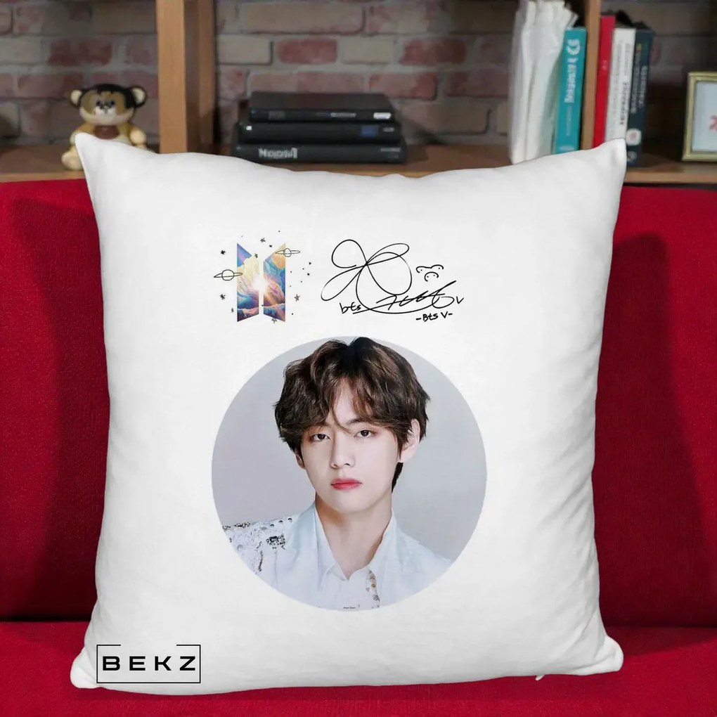 Perna Personalizata K-pop BTS V Taehyung Portret Cerc Autograf, 40x40 cm, Alb Pufos, Husa Detasabila, Perna Inclusa, BEKZ®