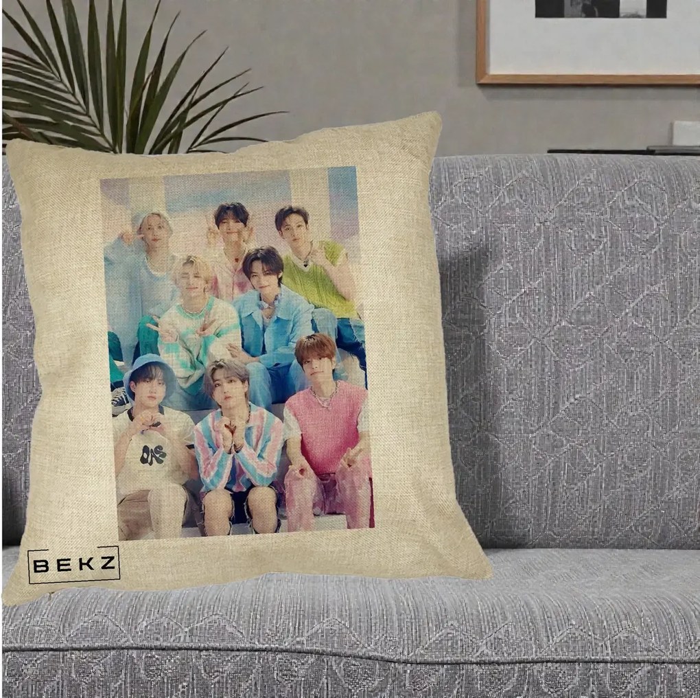 Perna Personalizata K-Pop Grup Foto Pasteluri cu 8 Artisti, 40x40 cm, Crem, Husa Detasabila, Perna Inclusa, BEKZ®