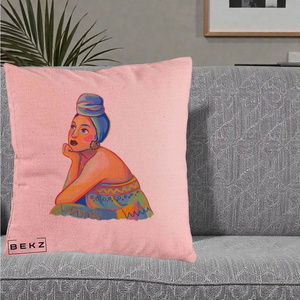 Perna Decorativa Portret Femeie Contemplativa, 40x40 cm, Roz, Husa Detasabila, Perna Inclusa, BEKZ®