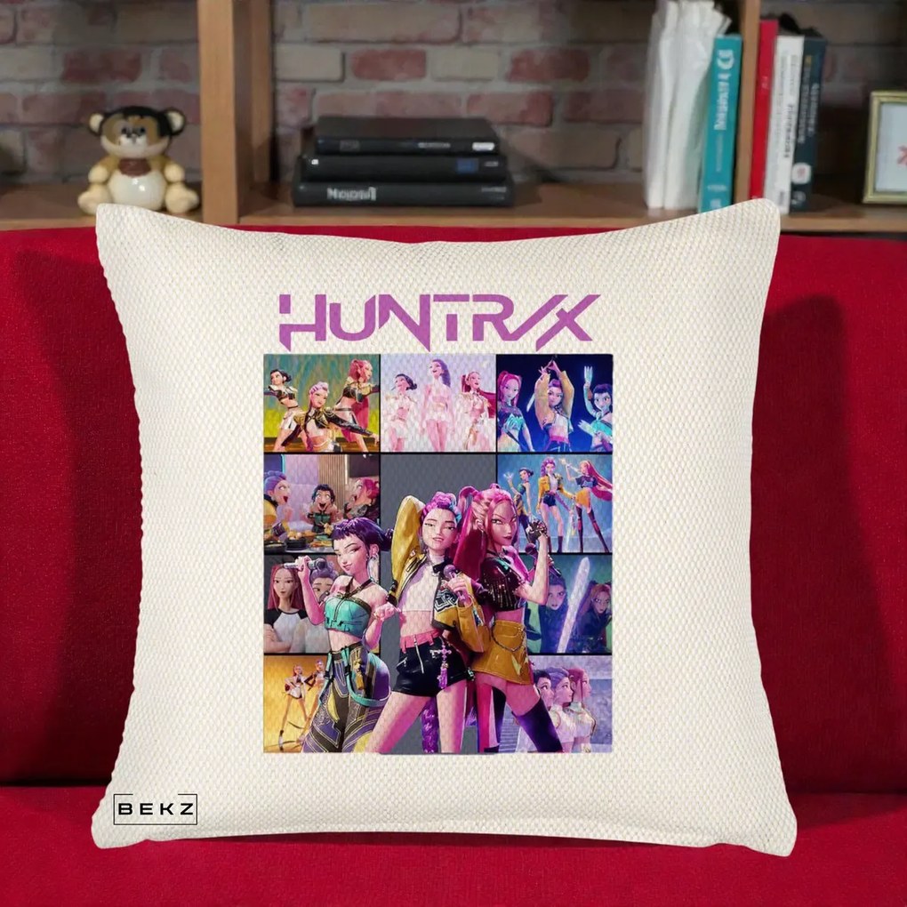 Perna Personalizata K-pop HUNTRX Colaj Animat Foto Grup, 40x40 cm, Crem Reliefat, Husa Detasabila, Perna Inclusa, BEKZ®