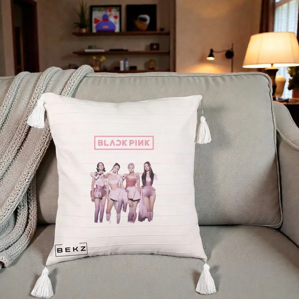 Perna Personalizata K-pop BLACKPINK Fotografie Grup Tinute Roz, 40x40 cm, Bej cu Franjuri, Husa Detasabila, Perna Inclusa, BEKZ®