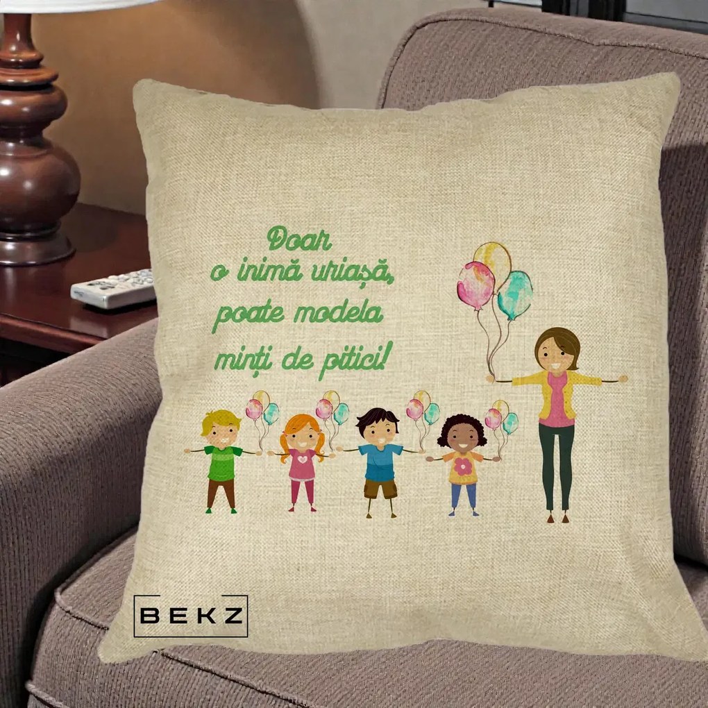 Cadou pentru Educatoare - Perna Personalizata Doar o Inima Uriasa poate Modela Minti de Pitici cu Educatoare si Baloane, 40x40 cm, Crem, Husa Detasabila, Perna Inclusa, BEKZ®