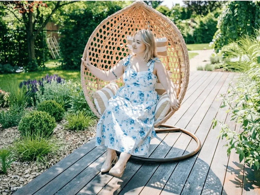 Scaun suspendat maro deschis TROPIKAL cu suport