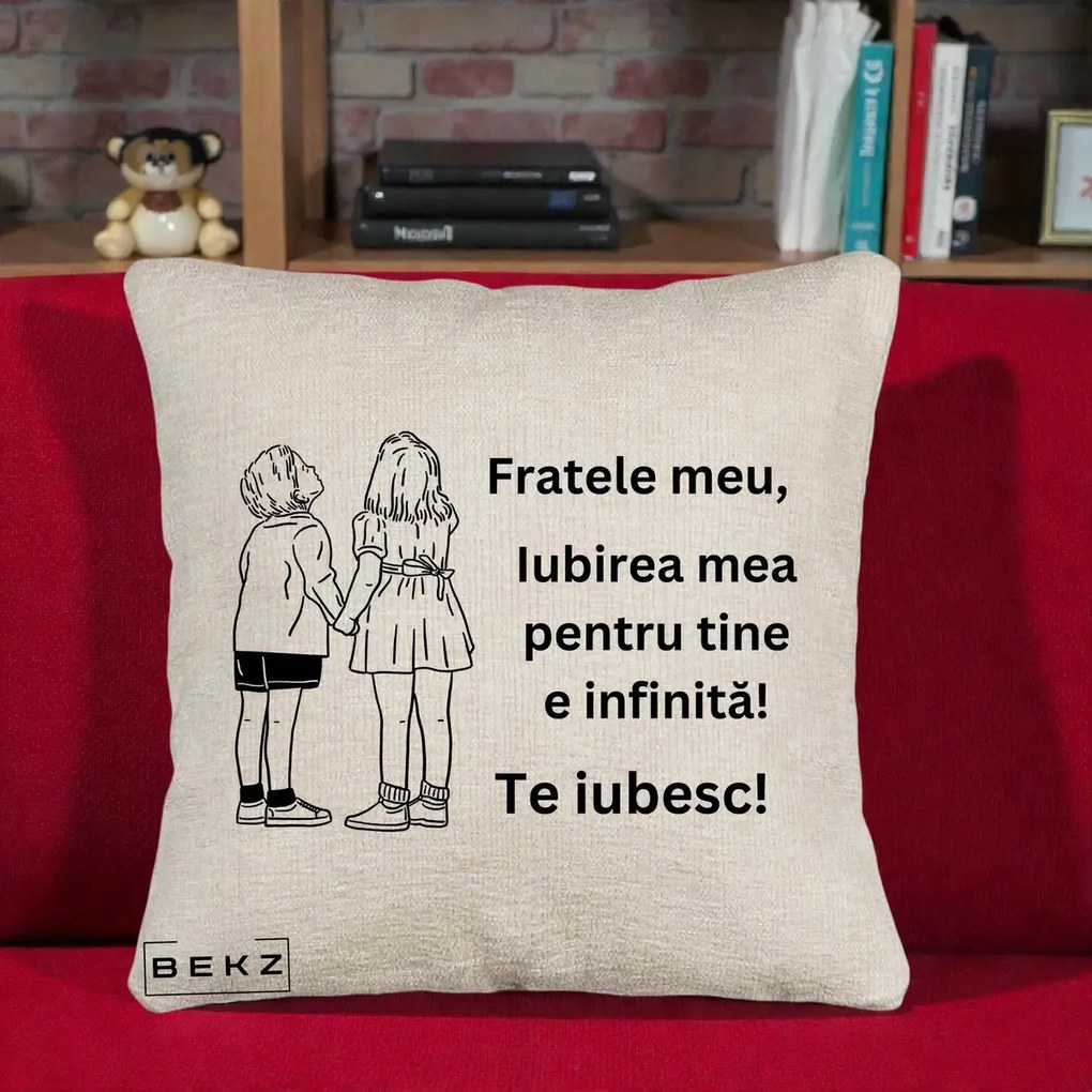 Cadou pentru Frate - Perna Personalizata Fratele Meu Te Iubesc Copii Tinand Maini Line Art, 40x40 cm, Bej Canapea, Husa Detasabila, Perna Inclusa, BEKZ®