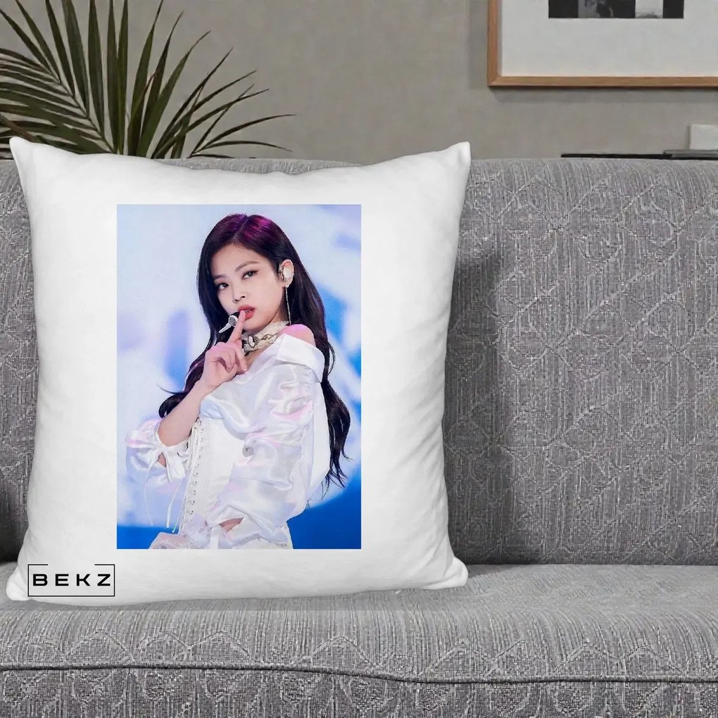 Perna Personalizata K-pop BLACKPINK Jennie Concert Alb cu Microfon, 40x40 cm, Alb Pufos, Husa Detasabila, Perna Inclusa, BEKZ®