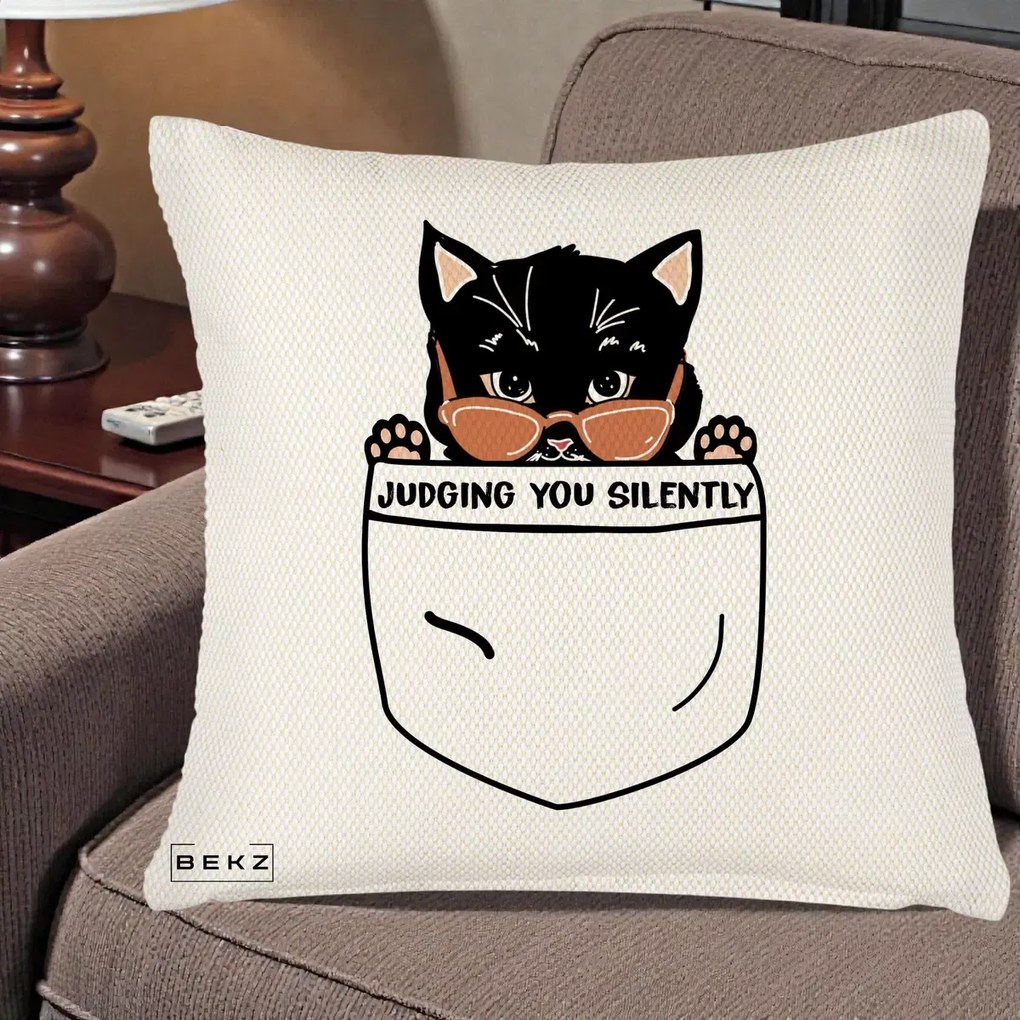 Perna Decorativa Judging You Silently Pisica Buzunar, 40x40 cm, Crem Reliefat, Husa Detasabila, Perna Inclusa, BEKZ®
