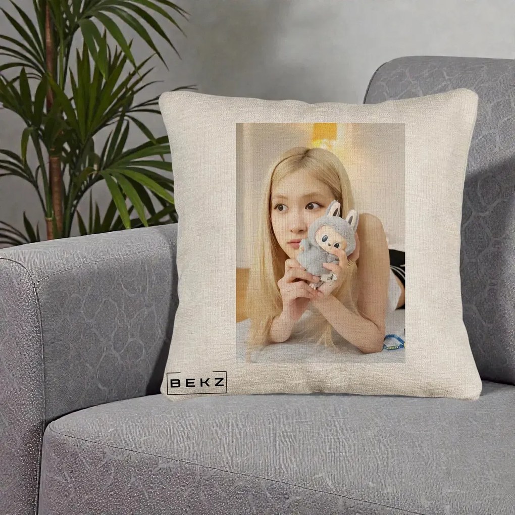 Perna Personalizata K-pop BLACKPINK Rose cu Papusa Iepure, 40x40 cm, Bej Canapea, Husa Detasabila, Perna Inclusa, BEKZ®