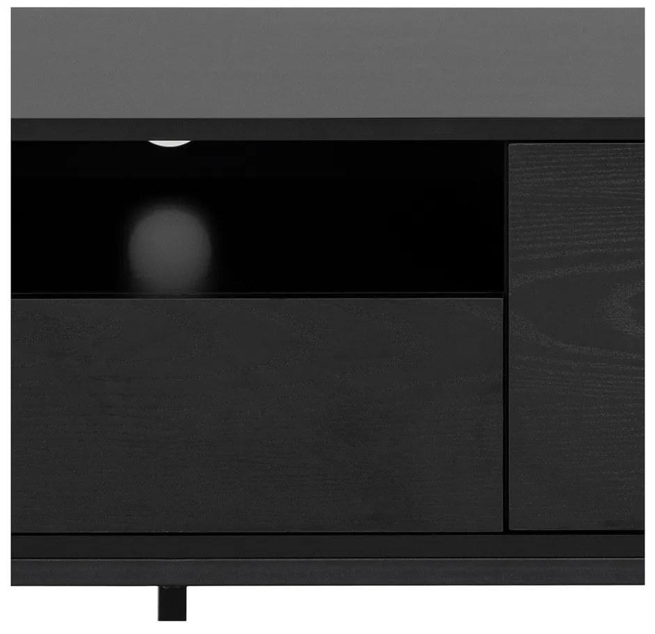 Comodă TV neagră cu aspect de lemn de frasin 140x45 cm Seaford – Actona