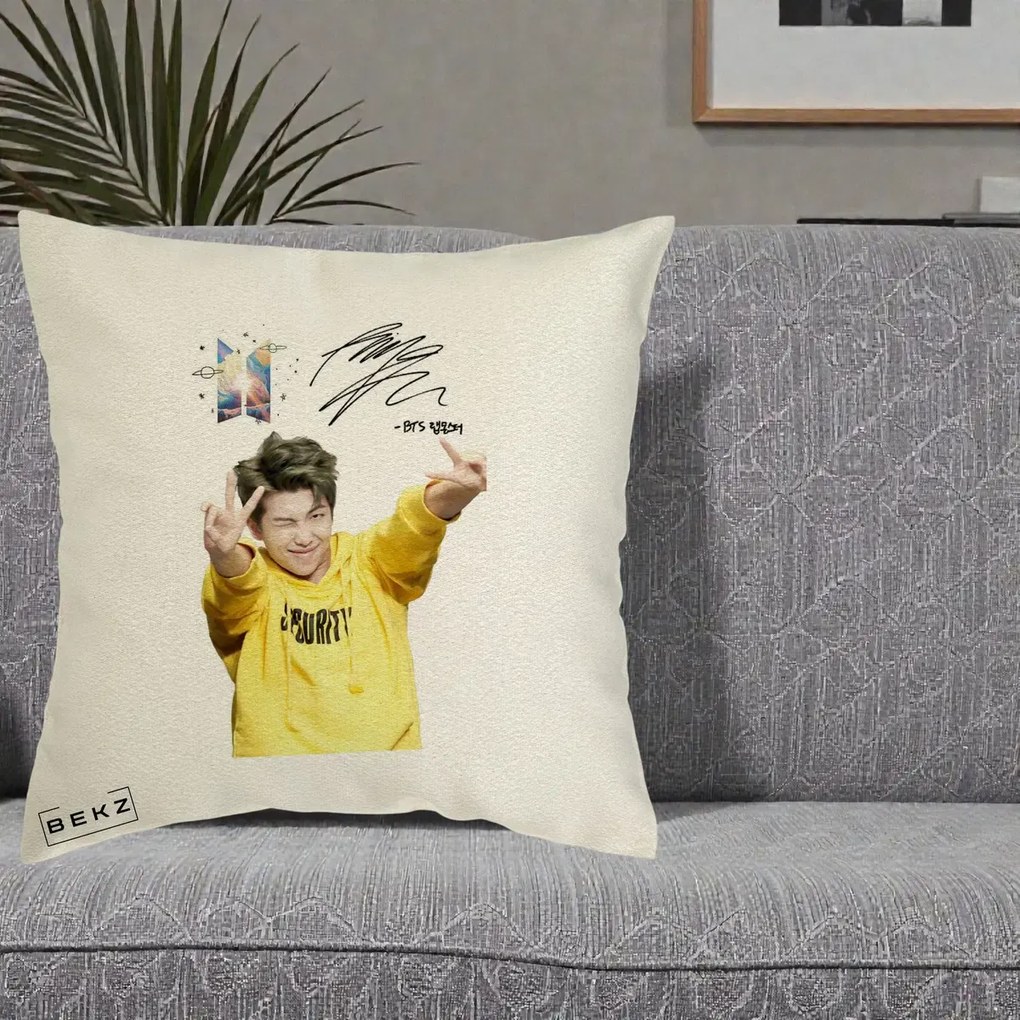 Perna Personalizata K-pop BTS RM Namjoon Hanorac Galben Autograf, 40x40 cm, Ecru, Husa Detasabila, Perna Inclusa, BEKZ®