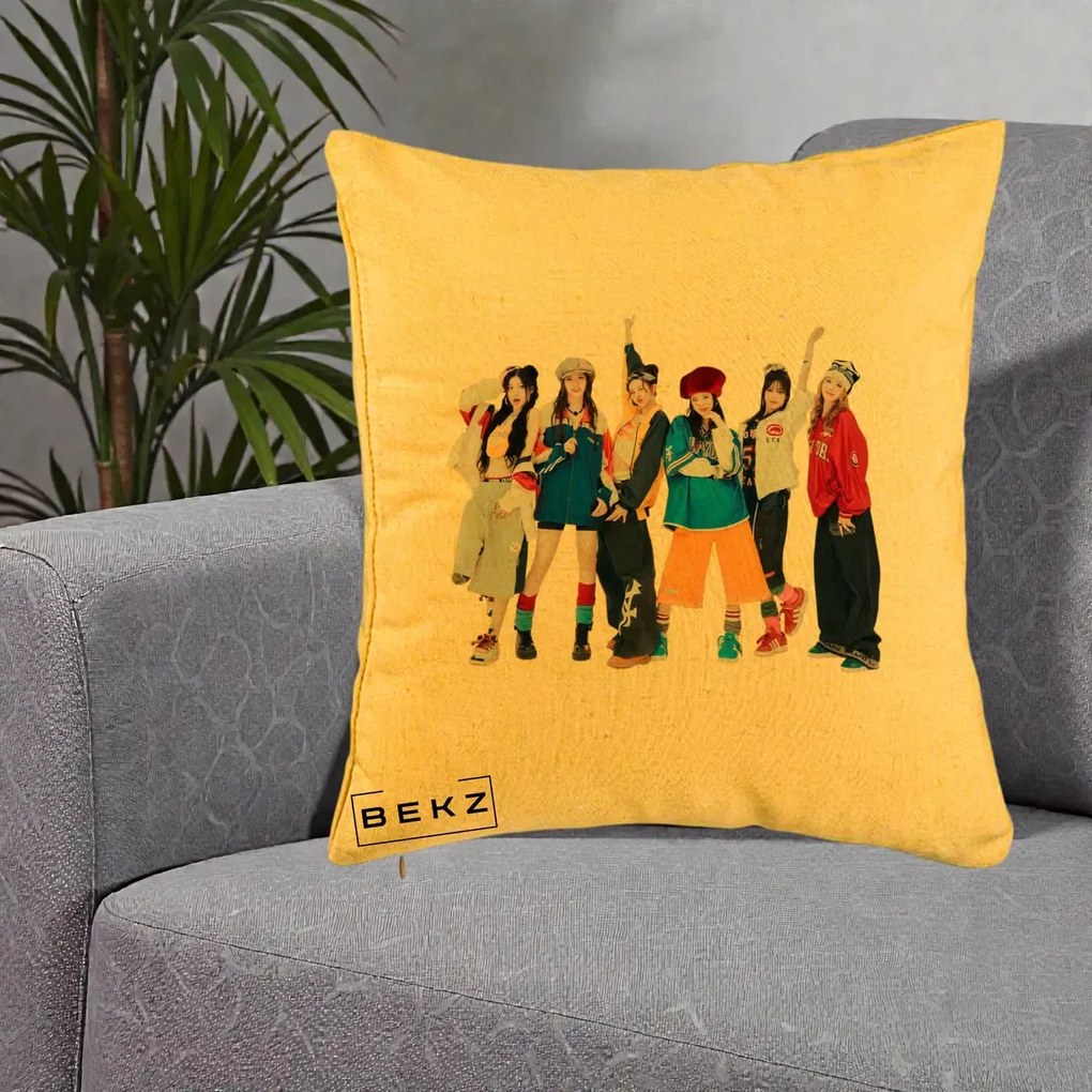 Perna Personalizata Grup K-pop Fete in Picioare Foto, 40x40 cm, Galben, Husa Detasabila, Perna Inclusa, BEKZ®