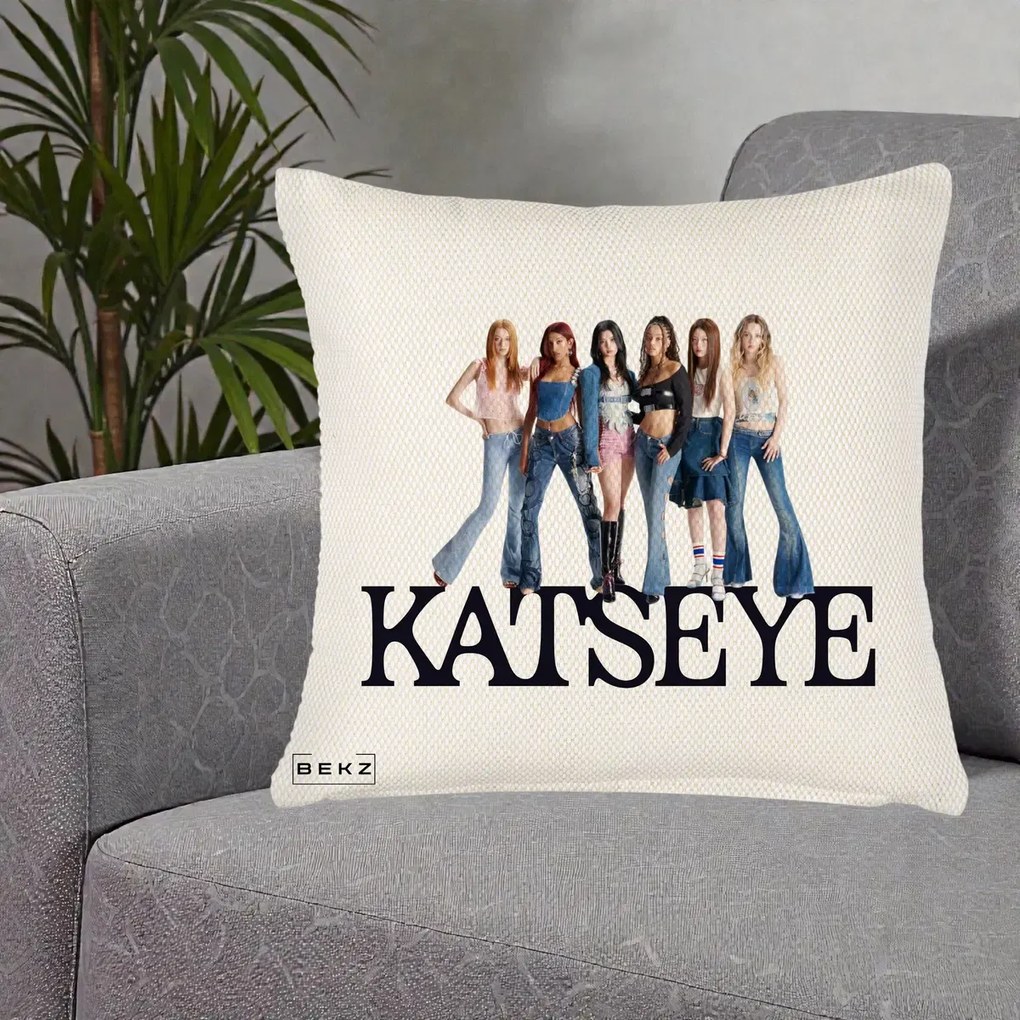 Perna Personalizata K-pop KATSEYE Foto Grup Blugi, 40x40 cm, Crem Reliefat, Husa Detasabila, Perna Inclusa, BEKZ®