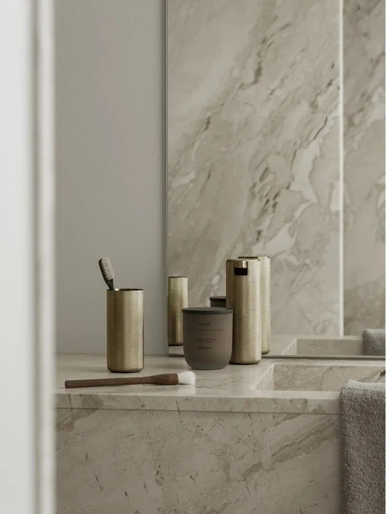 Lumânare parfumată din ceară de soia timp de ardere 35 h Tuoksu Wood – Blomus