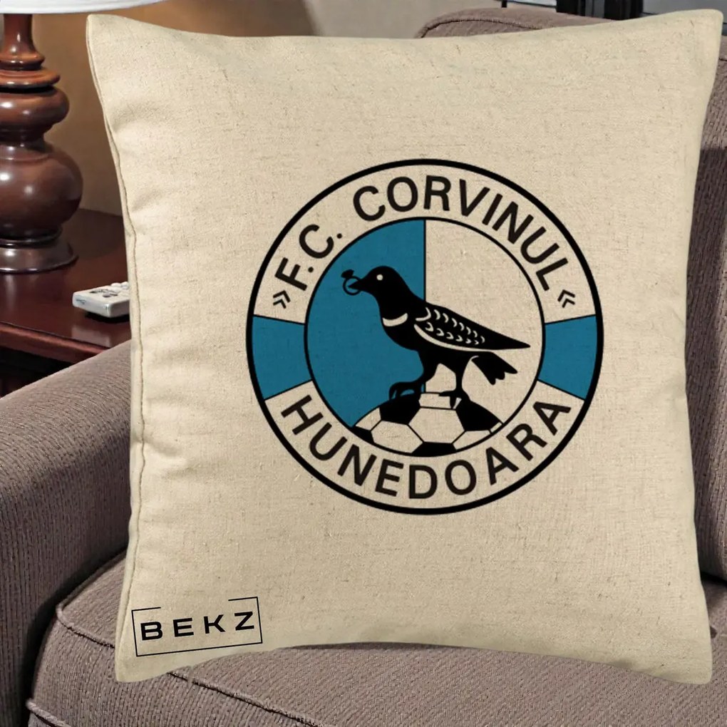 Perna Personalizata FC Corvinul Hunedoara Fotbal, 40x40 cm, Bej, Husa Detasabila, Perna Inclusa, BEKZ®