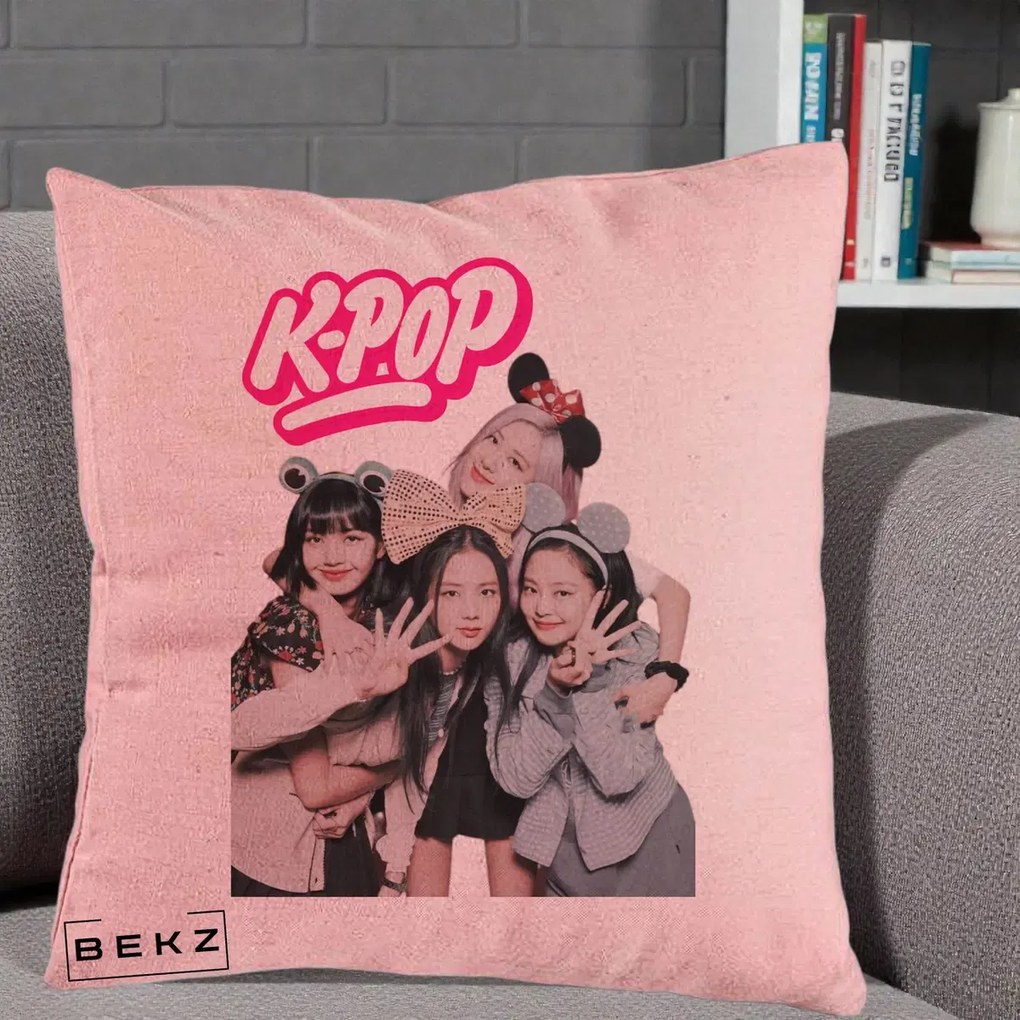Perna Personalizata BLACKPINK K-Pop Grup Pozitii Amuzante, 40x40 cm, Roz, Husa Detasabila, Perna Inclusa, BEKZ®
