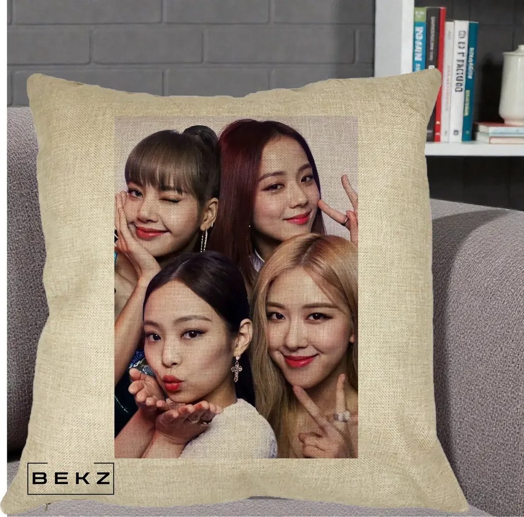 Perna Personalizata K-pop BLACKPINK Foto Grup Selfie 4 Membre, 40x40 cm, Crem, Husa Detasabila, Perna Inclusa, BEKZ®