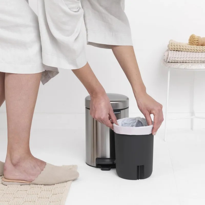 Cos de gunoi cu pedala Brabantia NewIcon 649003, 3 L, Inchidere usoara, Baza antiderapanta, Rezistent la amprente, Inox Mat