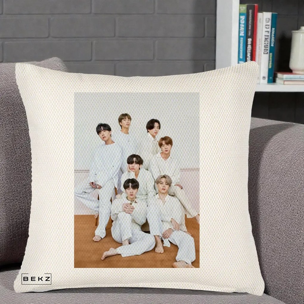 Perna Personalizata K-pop BTS Foto Grup All-White Elegant, 40x40 cm, Crem Reliefat, Husa Detasabila, Perna Inclusa, BEKZ®