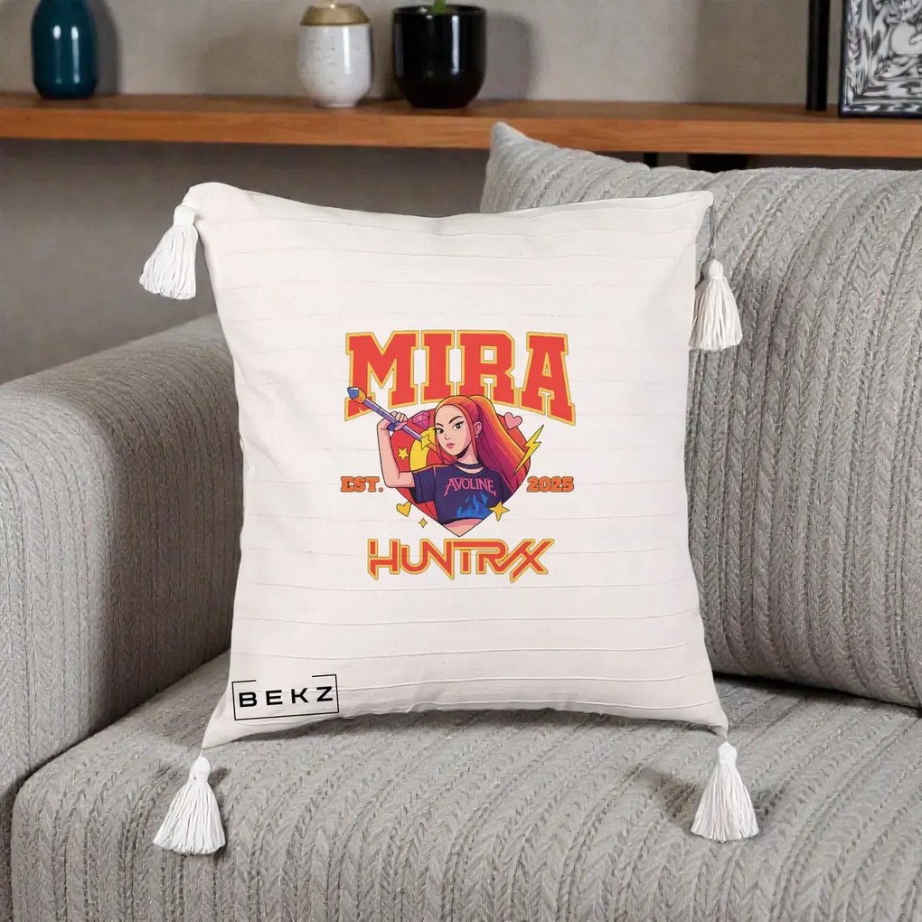 Perna Personalizata K-pop HUNTRX Mira Personaj Avoline, 40x40 cm, Bej cu Franjuri, Husa Detasabila, Perna Inclusa, BEKZ®
