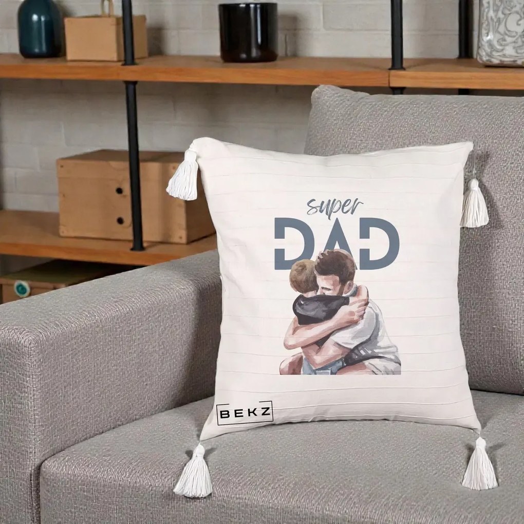 Cadou pentru Tata - Perna Personalizata Super Dad Tata si Fiu Imbratisare, 40x40 cm, Bej cu Franjuri, Husa Detasabila, Perna Inclusa, BEKZ®