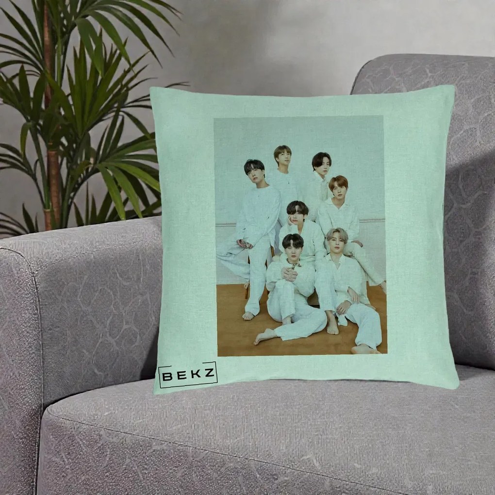 Perna Personalizata K-pop BTS Foto Grup All-White Elegant, 40x40 cm, Verde Menta, Husa Detasabila, Perna Inclusa, BEKZ®