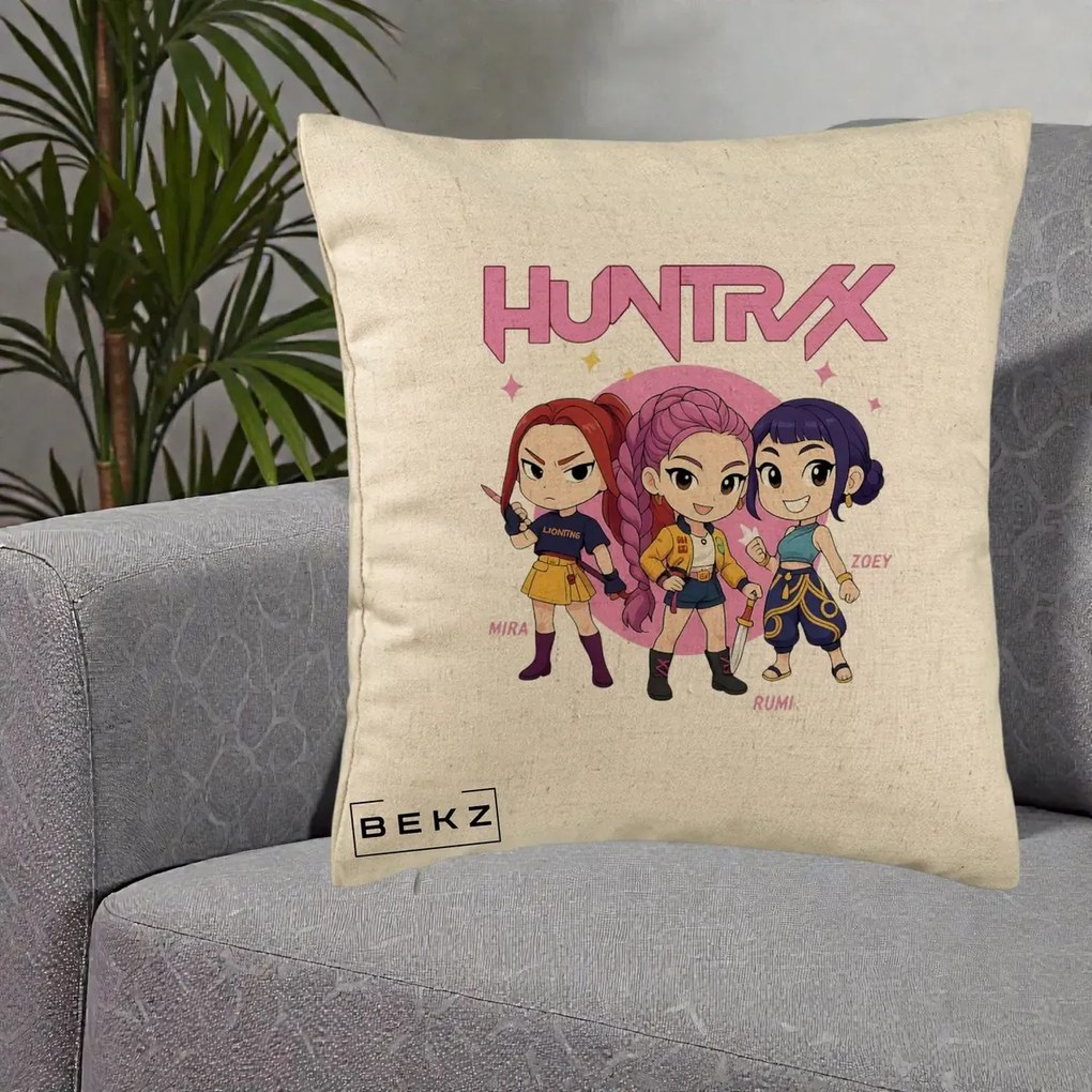 Perna Personalizata K-pop HUNTRX Trio Chibi cu Arme, 40x40 cm, Bej, Husa Detasabila, Perna Inclusa, BEKZ®