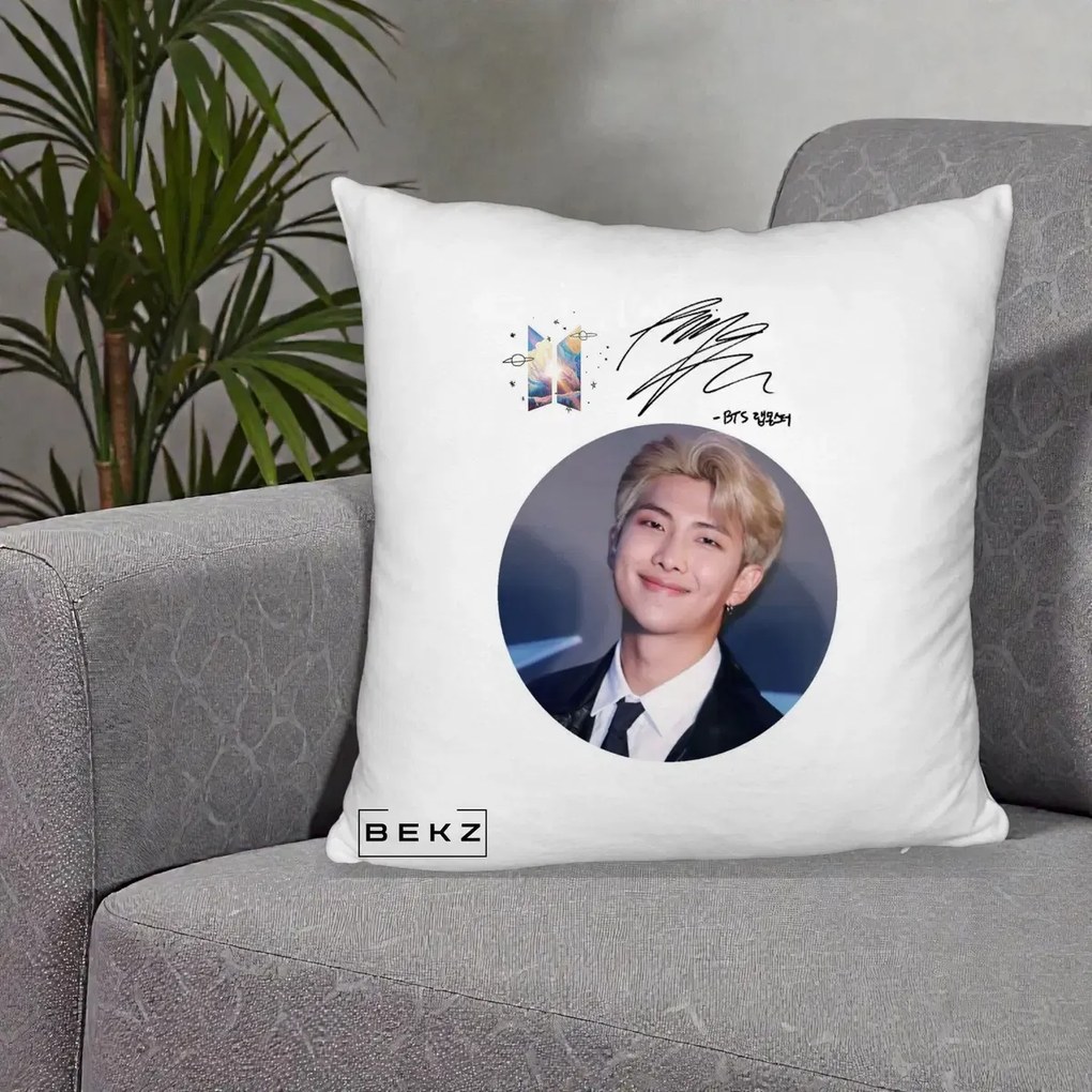 Perna Personalizata K-pop BTS RM Namjoon Portret Cerc cu Autograf, 40x40 cm, Alb Pufos, Husa Detasabila, Perna Inclusa, BEKZ®