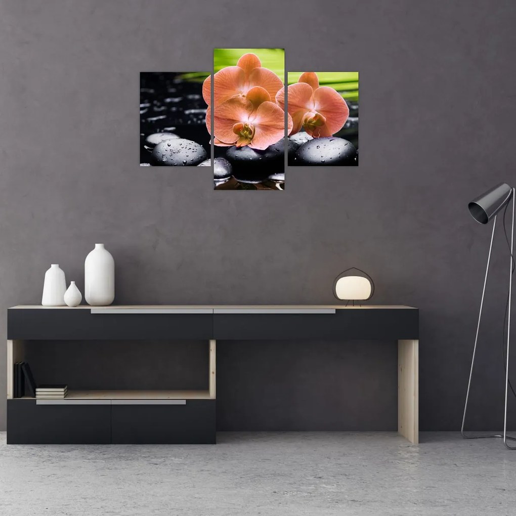 Tablou - Orhidee portocalie cu frunze de palmier (90x60 cm)