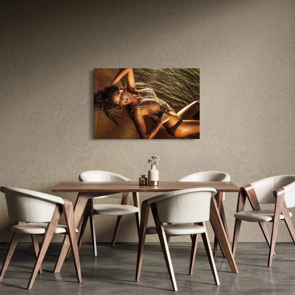 Tablou cu femeia întinsă pe plajă (90x60 cm)
