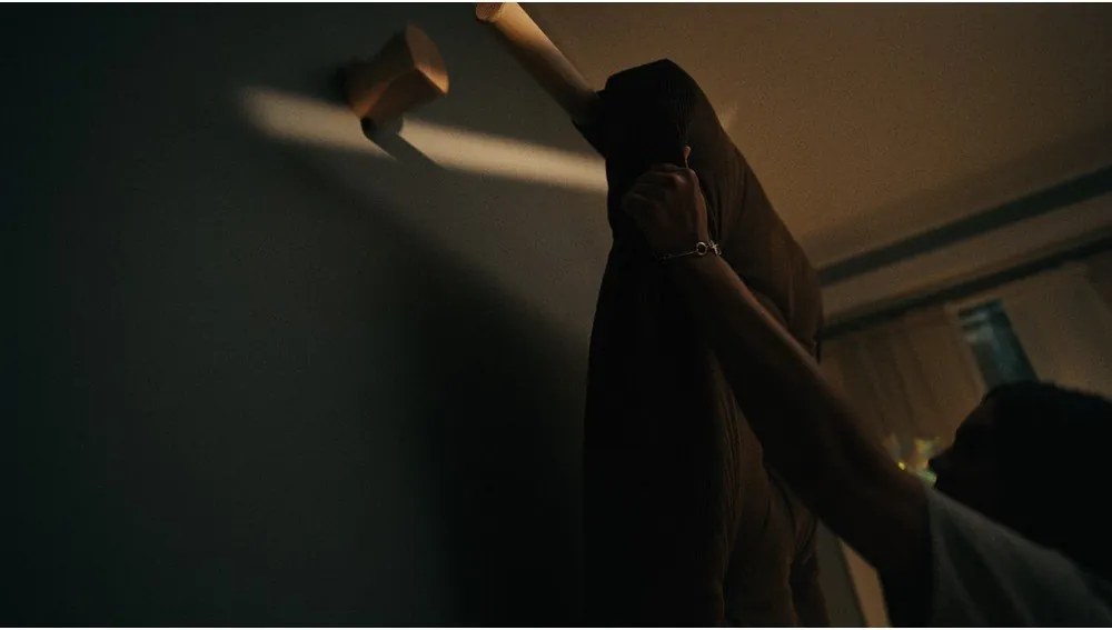 Fotoliu crem cu tapițerie din catifea reiată Hooked – Karup Design