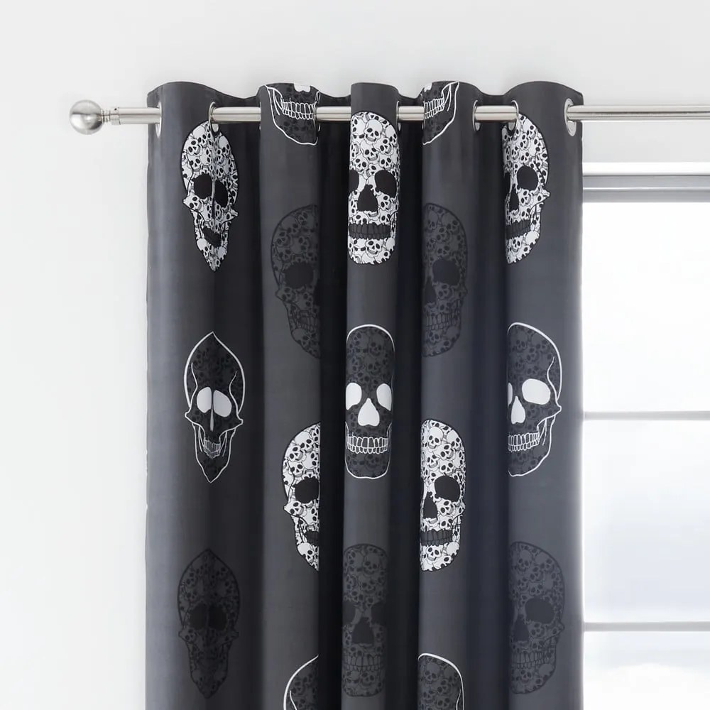Draperii pentru copii gri-închis 2 buc. 168x183 cm Skulls – Catherine Lansfield