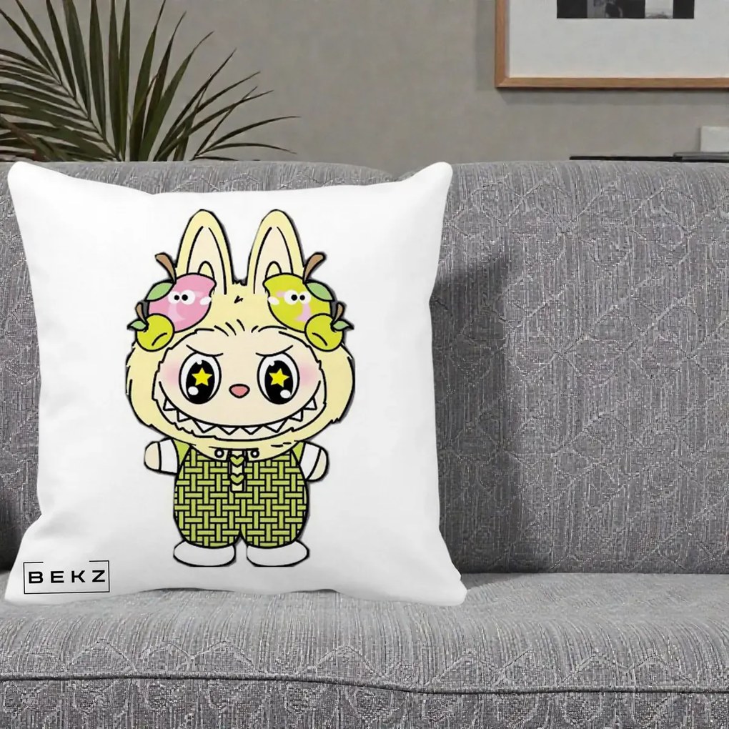 Perna Personalizata Labubu Galben cu Mere si Salopeta, 40x40 cm, Alba Mata, Husa Detasabila, Perna Inclusa, BEKZ®