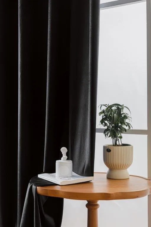 Draperie opaca neagra VELVET 140x250 cm Agatat: Inele metalice