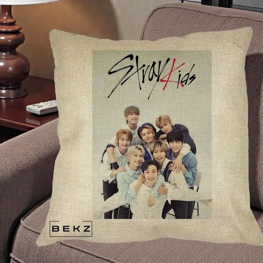 Perna Personalizata K-pop Stray Kids cu Foto Grup Alb-Albastru, 40x40 cm, Crem, Husa Detasabila, Perna Inclusa, BEKZ®