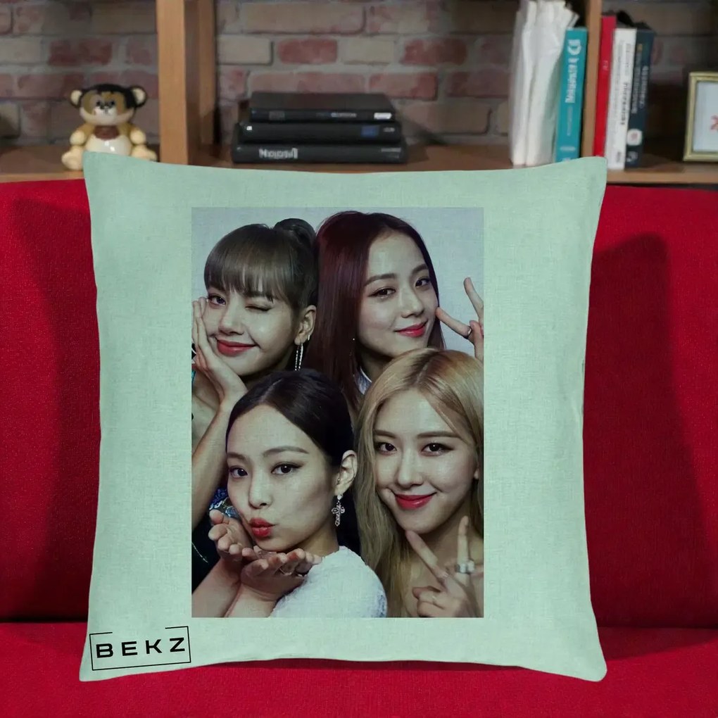 Perna Personalizata K-pop BLACKPINK Foto Grup Selfie 4 Membre, 40x40 cm, Verde Menta, Husa Detasabila, Perna Inclusa, BEKZ®