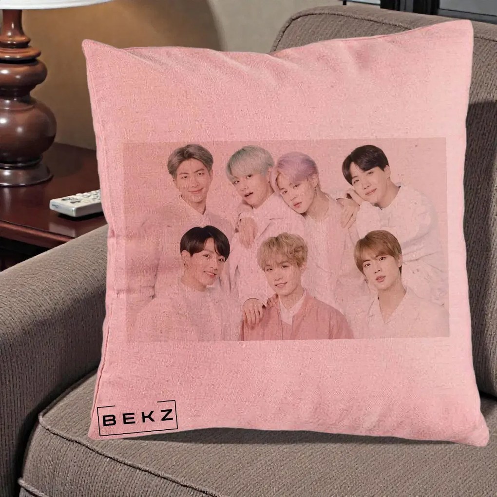 Perna Personalizata K-pop BTS Foto Grup Landscape Pastel, 40x40 cm, Roz, Husa Detasabila, Perna Inclusa, BEKZ®