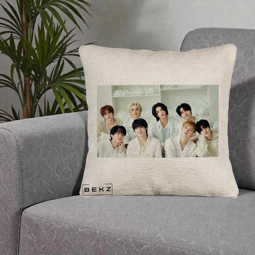 Perna Personalizata K-pop Stray Kids Foto Grup All-White Landscape, 40x40 cm, Bej Canapea, Husa Detasabila, Perna Inclusa, BEKZ®