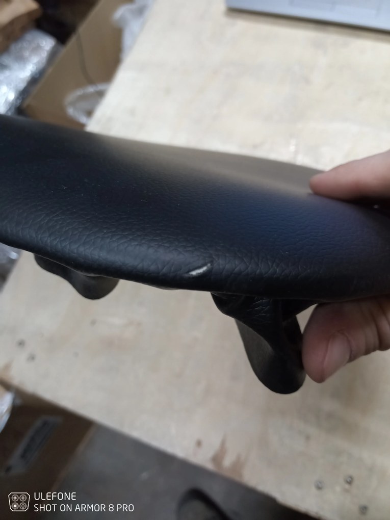 OFERTA Scaun negru BALI MARK cu picioare de fag calitatea II