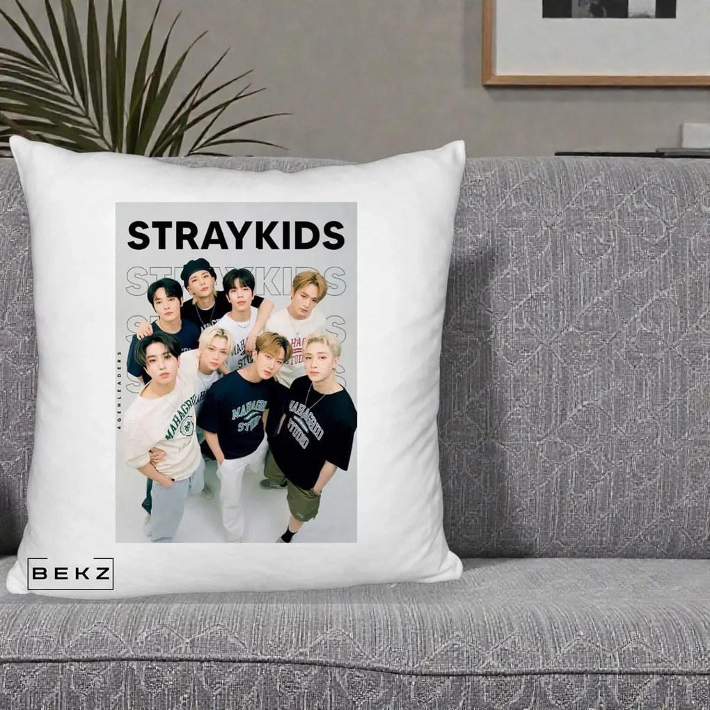 Perna Personalizata K-pop Stray Kids STRAYKIDS Alb-Negru cu Foto Grup, 40x40 cm, Alb Pufos, Husa Detasabila, Perna Inclusa, BEKZ®