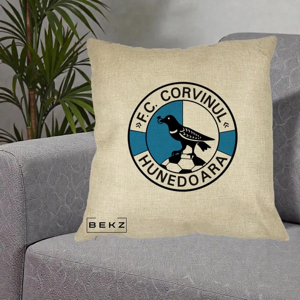 Perna Personalizata FC Corvinul Hunedoara Fotbal, 40x40 cm, Crem, Husa Detasabila, Perna Inclusa, BEKZ®