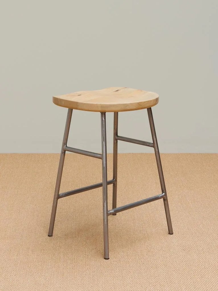 Scaun de bar din lemn de mango și metal, natur, pentru insulă, în stil industrial, cu șezut scobit și suport pentru picioare, 60 x 42 x 37 cm, „Hinto”