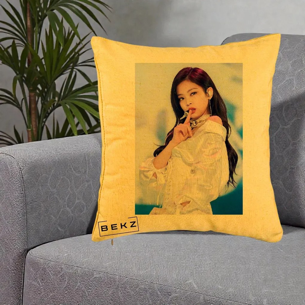 Perna Personalizata K-pop BLACKPINK Jennie Concert Alb cu Microfon, 40x40 cm, Galben, Husa Detasabila, Perna Inclusa, BEKZ®