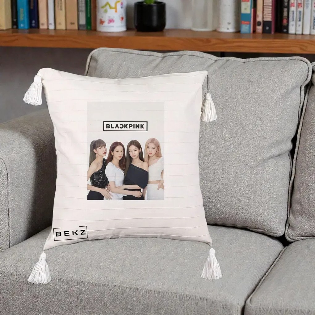 Perna Personalizata K-pop BLACKPINK Foto Grup-Negru, 40x40 cm, Bej cu Franjuri, Husa Detasabila, Perna Inclusa, BEKZ®
