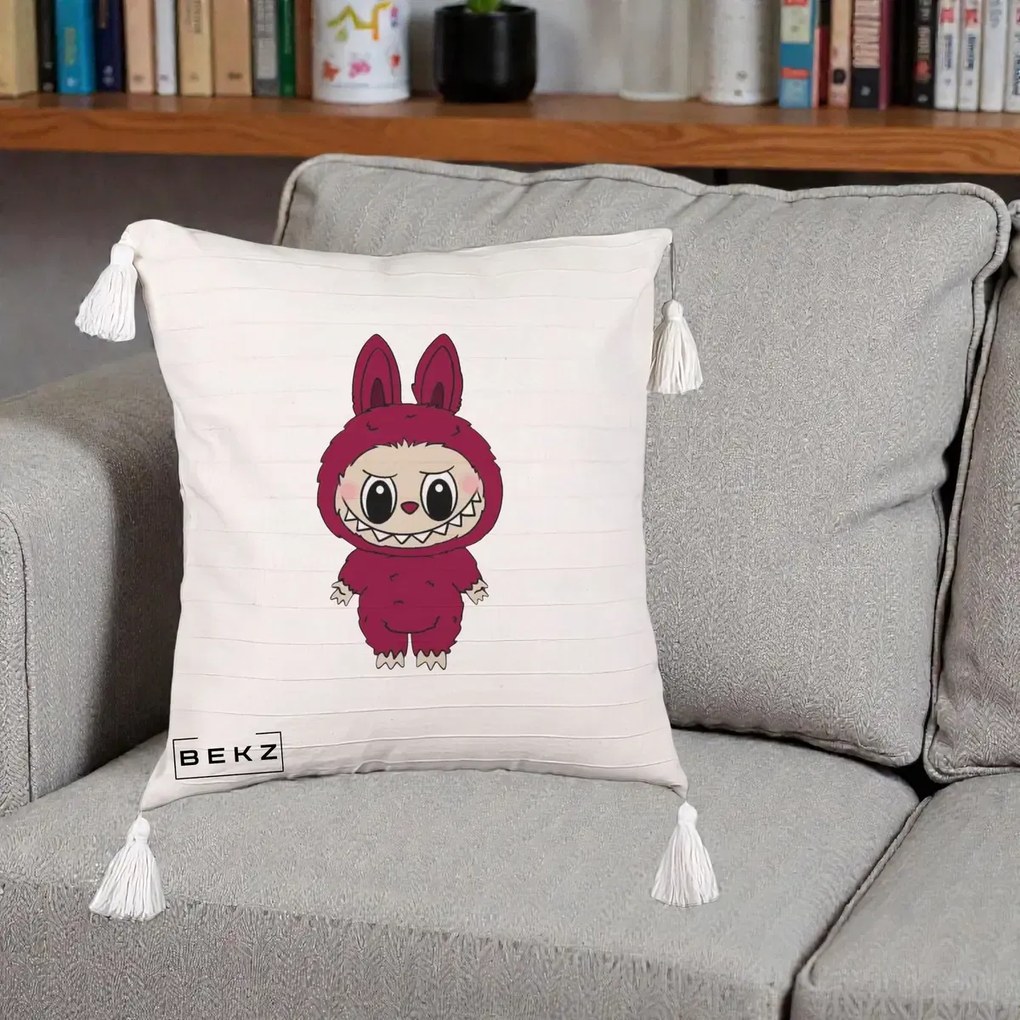 Perna Personalizata Labubu Rosu-Visiniu Solo, 40x40 cm, Bej cu Franjuri, Husa Detasabila, Perna Inclusa, BEKZ®