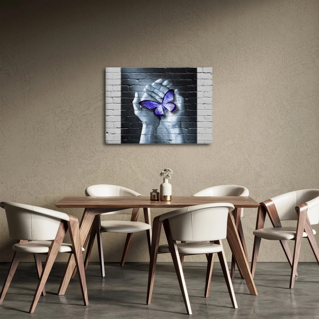 Tablou - Fluture violet pe perete (70x50 cm)