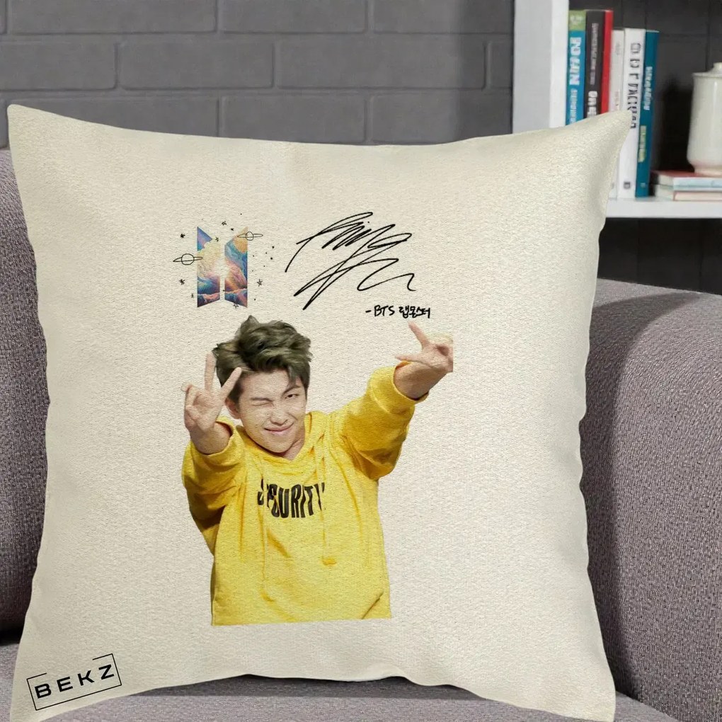 Perna Personalizata K-pop BTS RM Namjoon Hanorac Galben Autograf, 40x40 cm, Ecru, Husa Detasabila, Perna Inclusa, BEKZ®