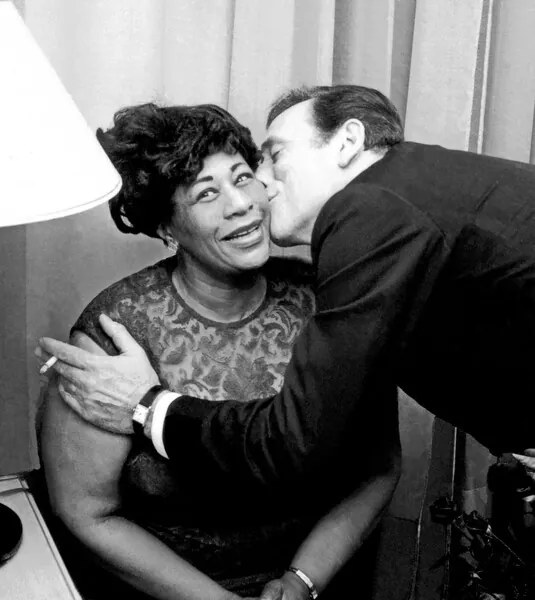 Fotografie Ella Fitzgerald and Yves Montand, April 1964, Huré, Jean-Luce